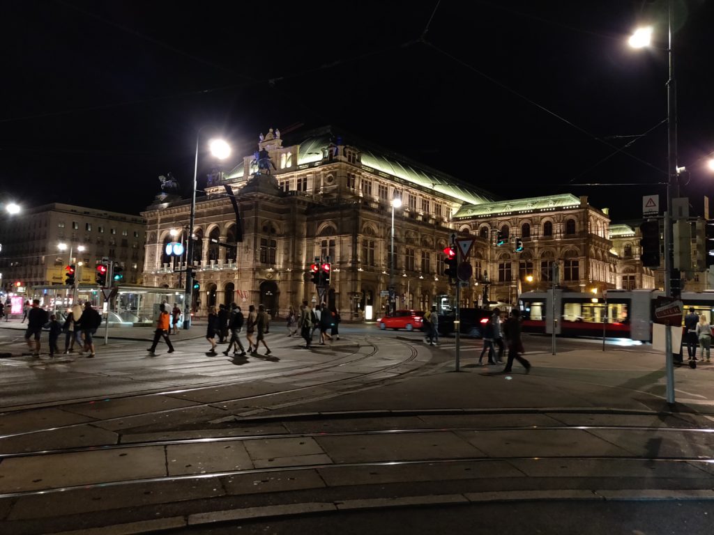 Opera wiedeńska nocą