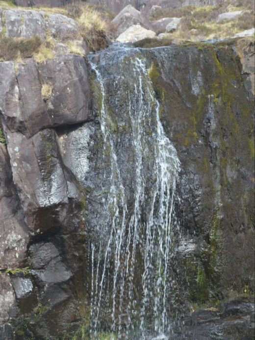 Mały wodospad na drodze do Conor Pass