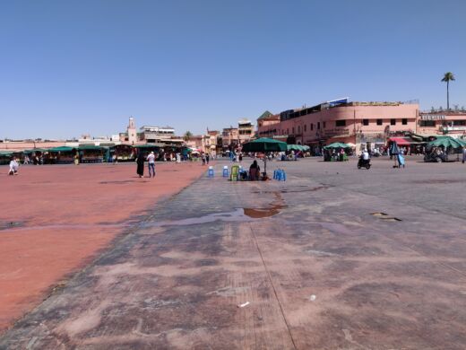Plac Jemaa el-Fnaa w ciągu dnia