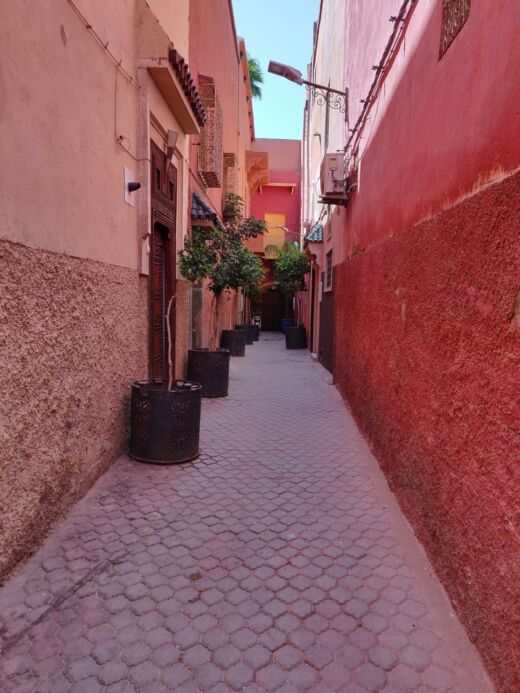Wąskie uliczki w Marrakeszu