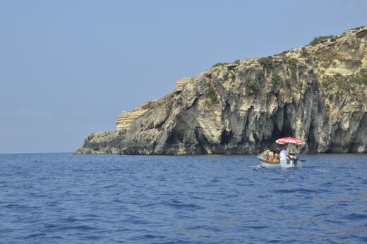 Łódka na Blue Grotto